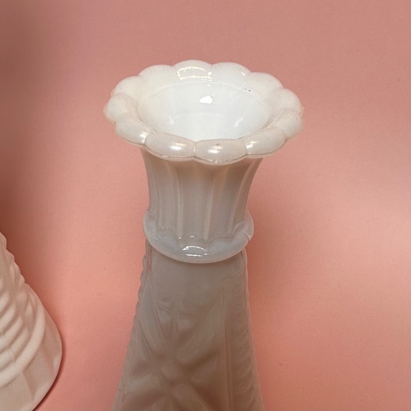 Vintage Milk Glass Tapered Vases – Set of 2 – Geometric Diamond Pattern 🤍✨ - Picture 4 of 6